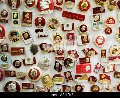 Red Mao Tse Tung distintivi al mercato di antiquariato in Hong Kong Cina Foto Stock