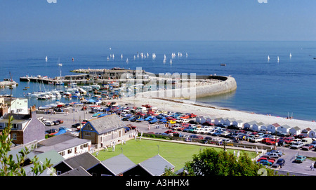 Lyme Regis Harbour e il Cobb visto dalla collina sopra Foto Stock