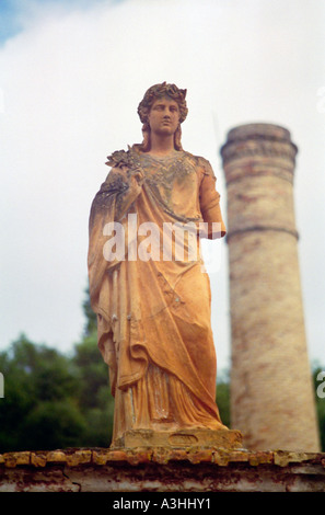 La statua e il camino all'ex saponificio dietro il villaggio di loghi sull isola di Paxos grecia Foto Stock