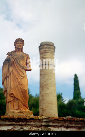 La statua e il camino all'ex saponificio dietro il villaggio di Loggos sull isola di Paxos grecia Foto Stock