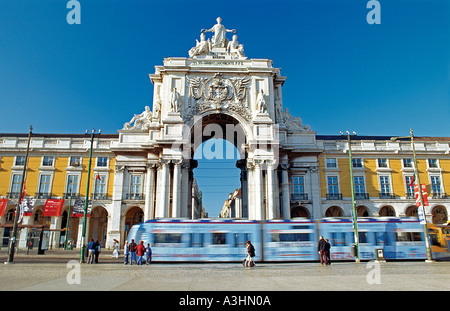 Il portogallo Lisbona: il tram che passa di fronte all'Arco di Trionfo a Praca do Comercio Square Foto Stock