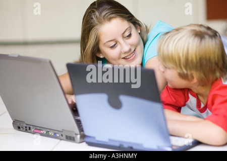 Ragazzo e una ragazza utilizzando computer portatili Foto Stock