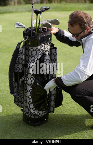 Uomo che guarda Borsa da golf Foto Stock