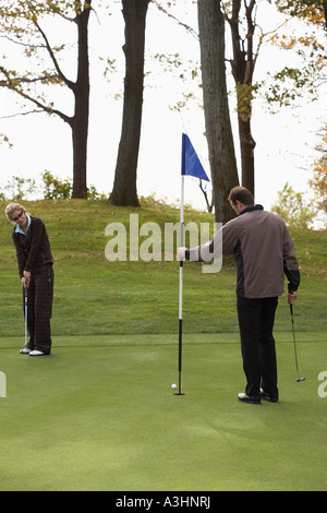 Persone giocare a golf Foto Stock