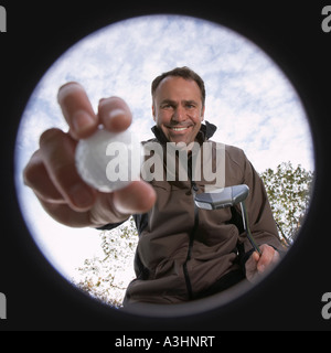 Il Golfer Prelievo di pallina da golf dal foro Foto Stock