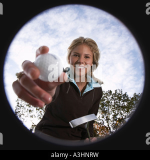 Il Golfer Prelievo di pallina da golf dal foro Foto Stock