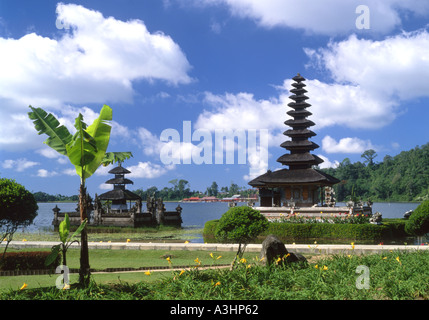 Tempio sul lago puru ulun dano bratan kandikuning Bali Indonesia Foto Stock