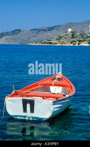 Barca a remi al monastero di Panormitis sull'isola greca di Simi nel Mare Egeo Foto Stock