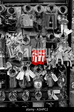 Anelli portachiavi raffiguranti famosi punti di riferimento di Londra sulla vendita ai turisti su una strada di commercianti stallo in Londra, Regno Unito. Foto Stock