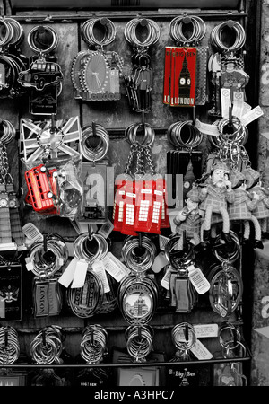Anelli portachiavi raffiguranti famosi punti di riferimento di Londra sulla vendita ai turisti su una strada di commercianti stallo in Londra, Regno Unito. Foto Stock