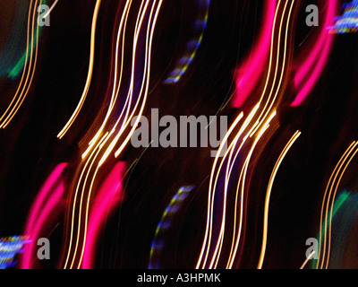 Abstract pattern luminoso con le linee sfocate in sfumature di rosa blu e bianco con sfondo nero Foto Stock