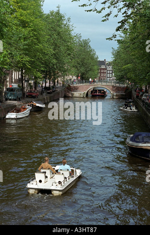 I turisti la navigazione di canali di Amsterdam. Paesi Bassi. Foto Stock