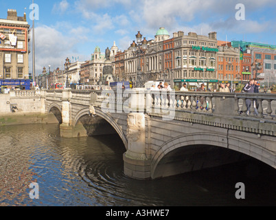 Ponte o'Connell con o'Connell Street che passa sopra, fiume Liffey, Dublino, Irlanda Foto Stock