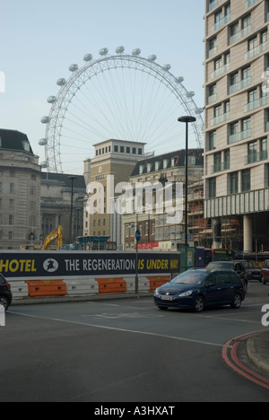 London Eye con il nuovo edificio per uffici in primo piano e auto Foto Stock