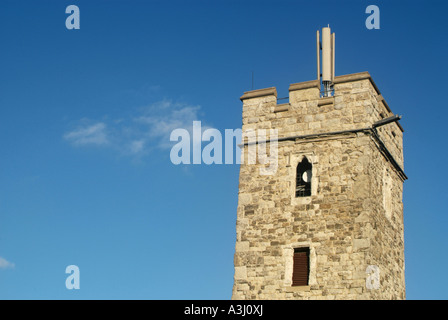 Un ex chiesa di torre con un telefono cellulare il montante sulla parte superiore. 914618 1619518 Foto Stock