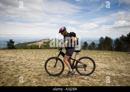 Femmina mountain biker sul Luberon in Provenza, in Francia, in Europa Foto Stock
