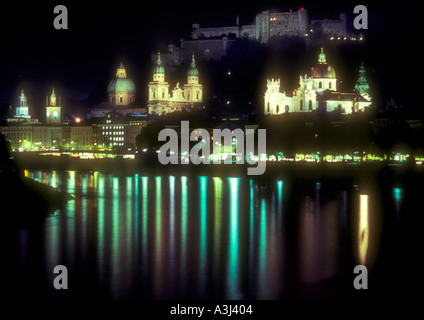 Vista sul Fiume Salzach di Salisburgo in Austria di notte Foto Stock