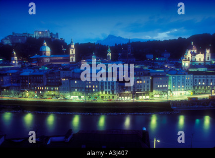 Vista sul Fiume Salzach di Salisburgo in Austria di notte Foto Stock