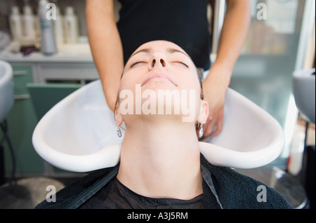 Una donna con capelli lavati Foto Stock