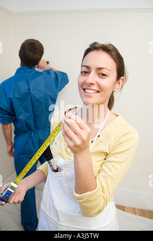 Donna che mantiene nastro di misurazione Foto Stock