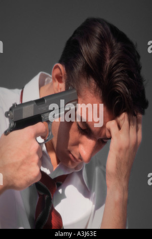 Uomo disperato con la pistola pronta per suicidio - close up Foto Stock