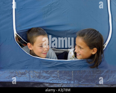 Bambini in una tenda Foto Stock