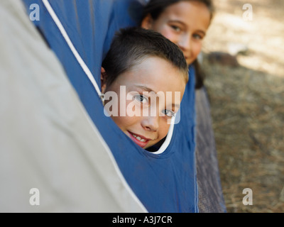 Bambini in una tenda Foto Stock