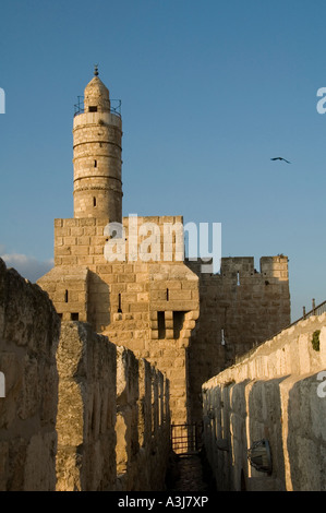 Vista su tutta la sentinella superiore percorso del Ottoman pareti verso la torre di Davide o cittadella di Gerusalemme al margine occidentale della città vecchia di Gerusalemme in Israele Foto Stock