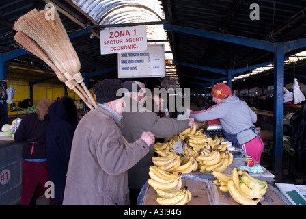 Scena di mercato in Pantelimon della classe operaia quartiere situato nel sud-est di Bucarest Romania Foto Stock