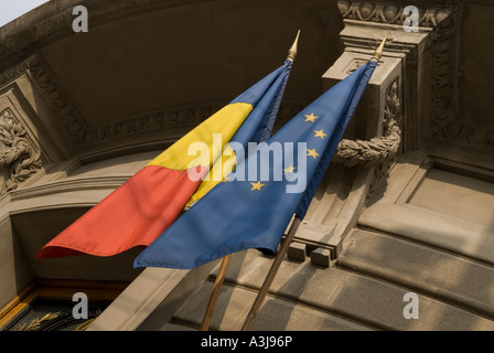 Bandiera rumena sventolare accanto alla bandiera UE a Bucarest Romania Foto Stock