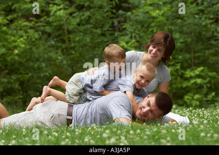 Famiglia giocare all'aperto Foto Stock