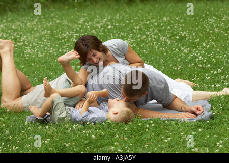 Famiglia giocare all'aperto Foto Stock