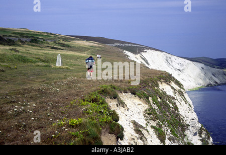 Walkers sul sentiero costiero su Afton verso il basso guardando il Compton Bay e Brook Bay Isle of Wight England Regno Unito Foto Stock