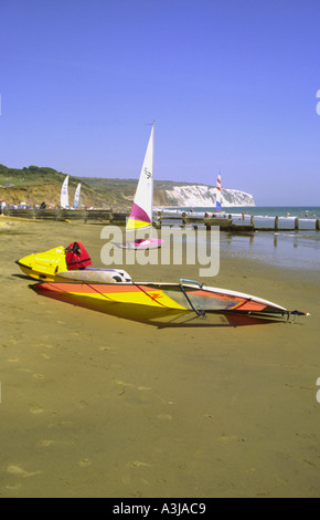 In estate la spiaggia di scena a Yaverlands Sandown Bay Isle of Wight con Culver giù nella distanza Foto Stock