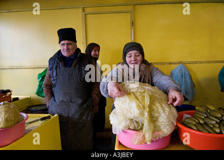 Rivenditori di verdura nel mercato di Pantelimon della classe operaia quartiere situato nel sud-est di Bucarest Romania Foto Stock