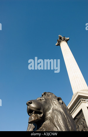 Statua di Lion e Nelsons Column Foto Stock