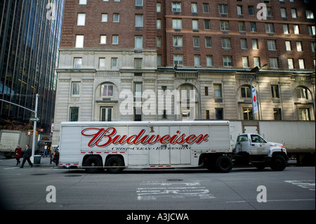 Una birra Budweiser il carrello viene arrestato sulla 6th Avenue in New York City USA Gennaio 2006 Foto Stock