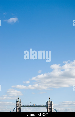 Cielo sopra il Tower bridge Foto Stock