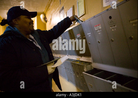 Un Servizio Postale degli Stati Uniti offre un messaggio di posta elettronica a un edificio di appartamenti le caselle di posta in Harlem New York City USA Gennaio 2006 Foto Stock