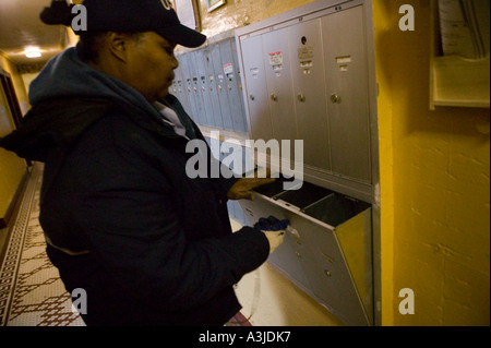 Un Servizio Postale degli Stati Uniti offre un messaggio di posta elettronica a un edificio di appartamenti le caselle di posta in Harlem New York City USA Gennaio 2006 Foto Stock