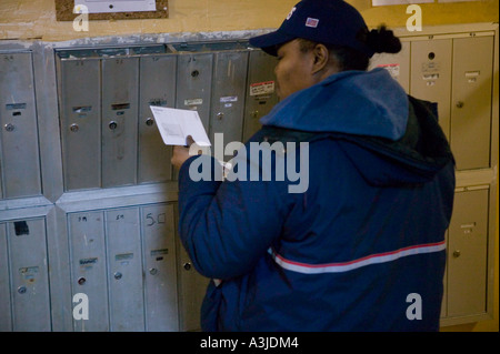 Un Servizio Postale degli Stati Uniti offre un messaggio di posta elettronica a un edificio di appartamenti le caselle di posta in Harlem New York City USA Gennaio 2006 Foto Stock