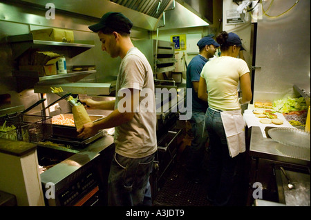 Vista dentro il Burger comune ristorante al Parker Meridien Hotel in New York City USA Gennaio 2006 Foto Stock