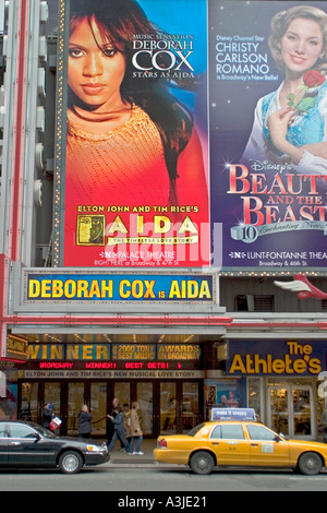 I poster e le cabine nella nuova Yorks Times Square Foto Stock