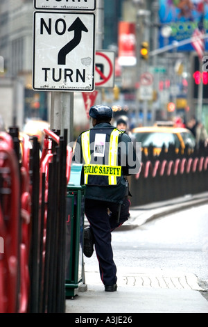 Pubblica Sicurezza Officer in nuovo Yorks Times Square USA Foto Stock