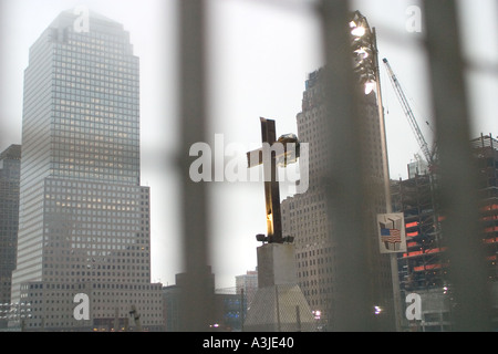 Sito del World Trade Center ground zero dopo l attentato a settembre xi nota Crocefisso realizzato da travi al centro Foto Stock