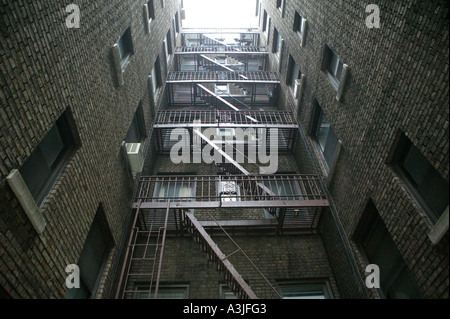 Vista del cantiere di un edificio in mattoni con via di fuga in caso di incendi in New York City USA Gennaio 2006 Foto Stock