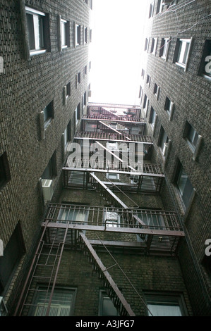 Vista del cantiere di un edificio in mattoni con via di fuga in caso di incendi in New York City USA Gennaio 2006 Foto Stock