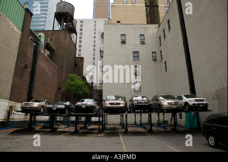 Vista di un open air multi livello di impilamento parco auto sistema in New York City USA Giugno 2005 Foto Stock