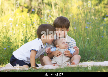 Tre fratelli all'aperto Foto Stock