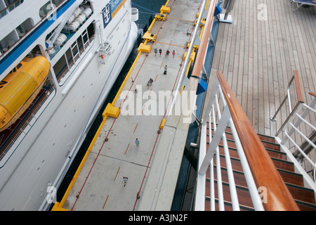 Il piano superiore di un cruiseship guardando verso il basso sulla piccola gente al molo di Costa Maya Messico Foto Stock